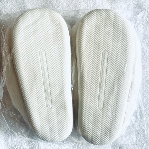 🐱NWT Hello Kitty by Sanrio Slippers - Plush and Soft - Size 5-5.5 💖 - Picture 10 of 10